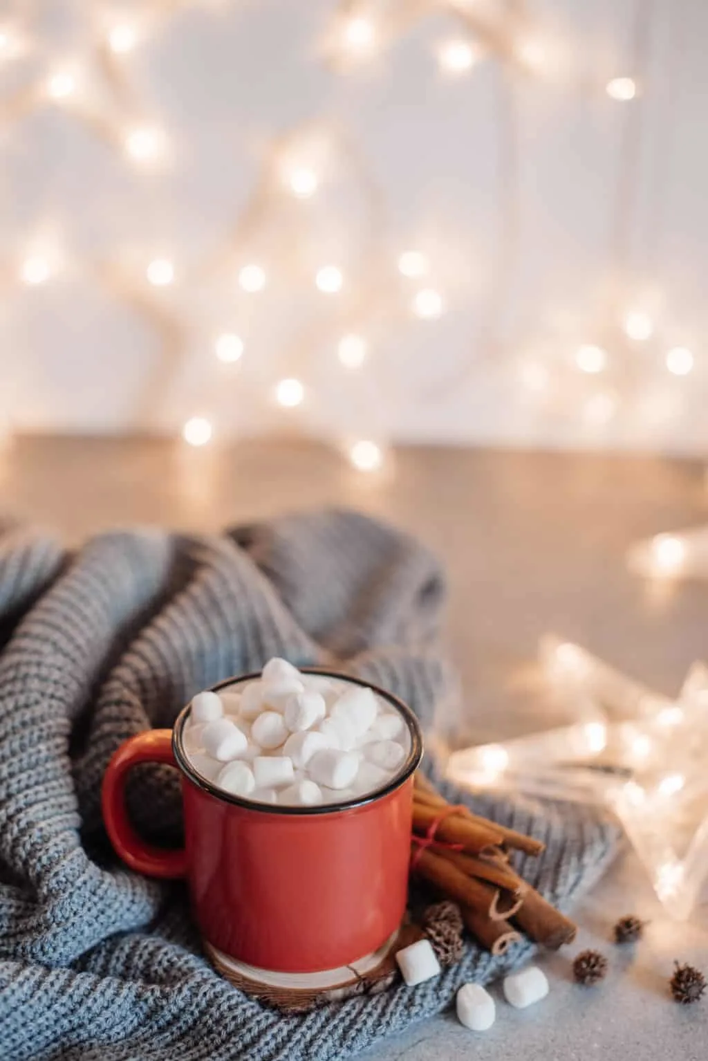 Red mugs with hot chocolate and marshmallows and gingerbread cookies. Christmas concept