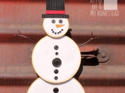 Embroidery Hoop Snowman Wreath: 1 of 50 Fabulous Christmas Crafts for Adults