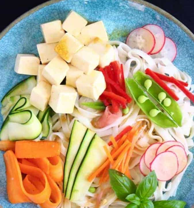 detox recipes - a bowl of noodles with tofu and vegetables