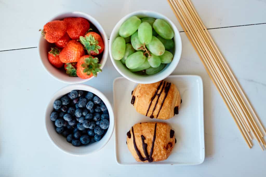 Organization idea for making healthy fruit skewer breakfast on the go