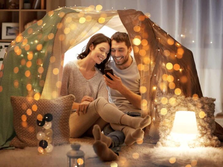 a couple has a date night in a living room fort | check out these amazing date night ideas to reconnect with your spouse